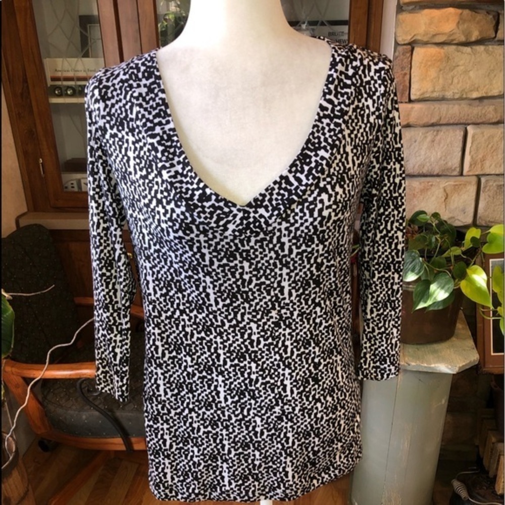 Nicole Miller New York size Medium black and white v/neck with 3/4 sleeves EUC